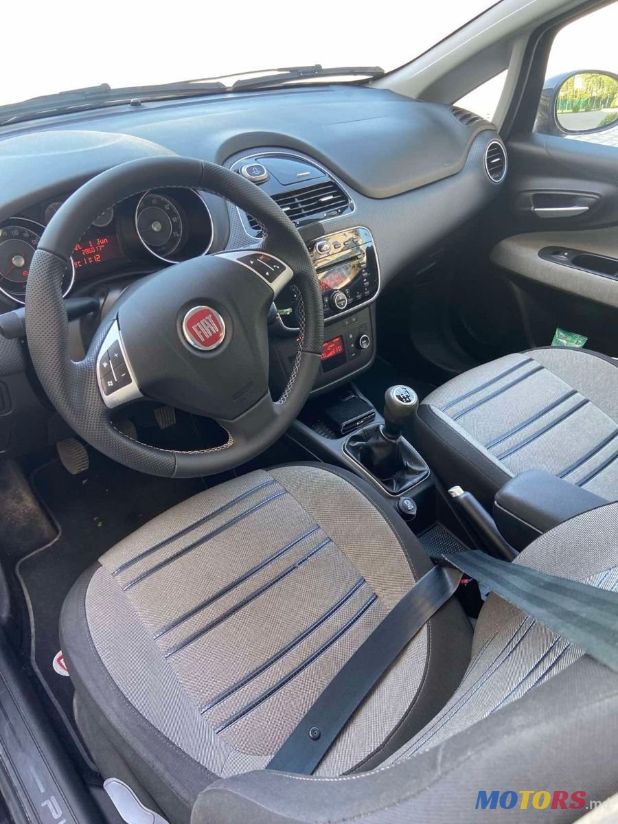 2011' Fiat Punto photo #2