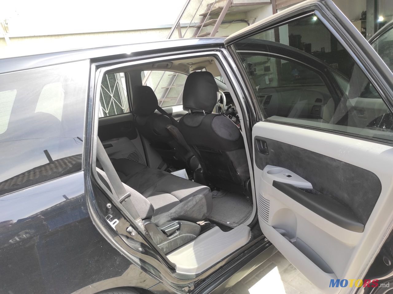 2006' Mitsubishi Grandis photo #6