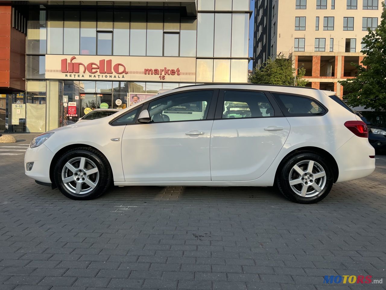 2012' Opel Astra photo #2