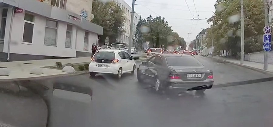 Şoferul unui Mercedes, care a derapat şi a făcut un accident în Chişinău, a fost oprit de alţi şoferi după ce ar fi încercat să fugă