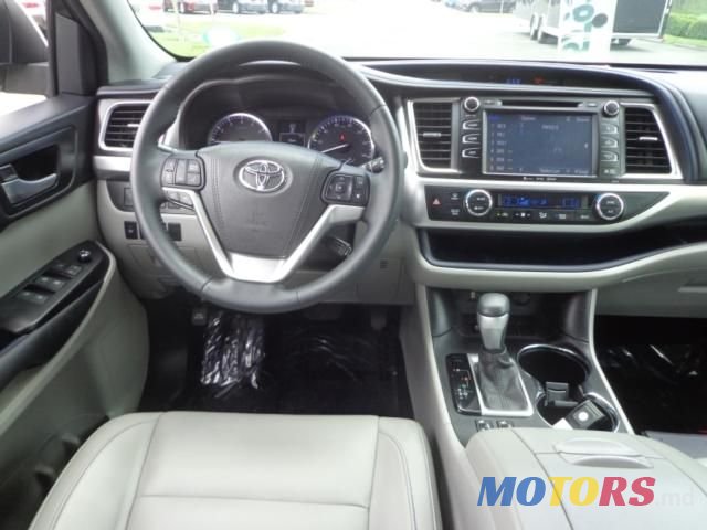 2017' Toyota Highlander photo #4