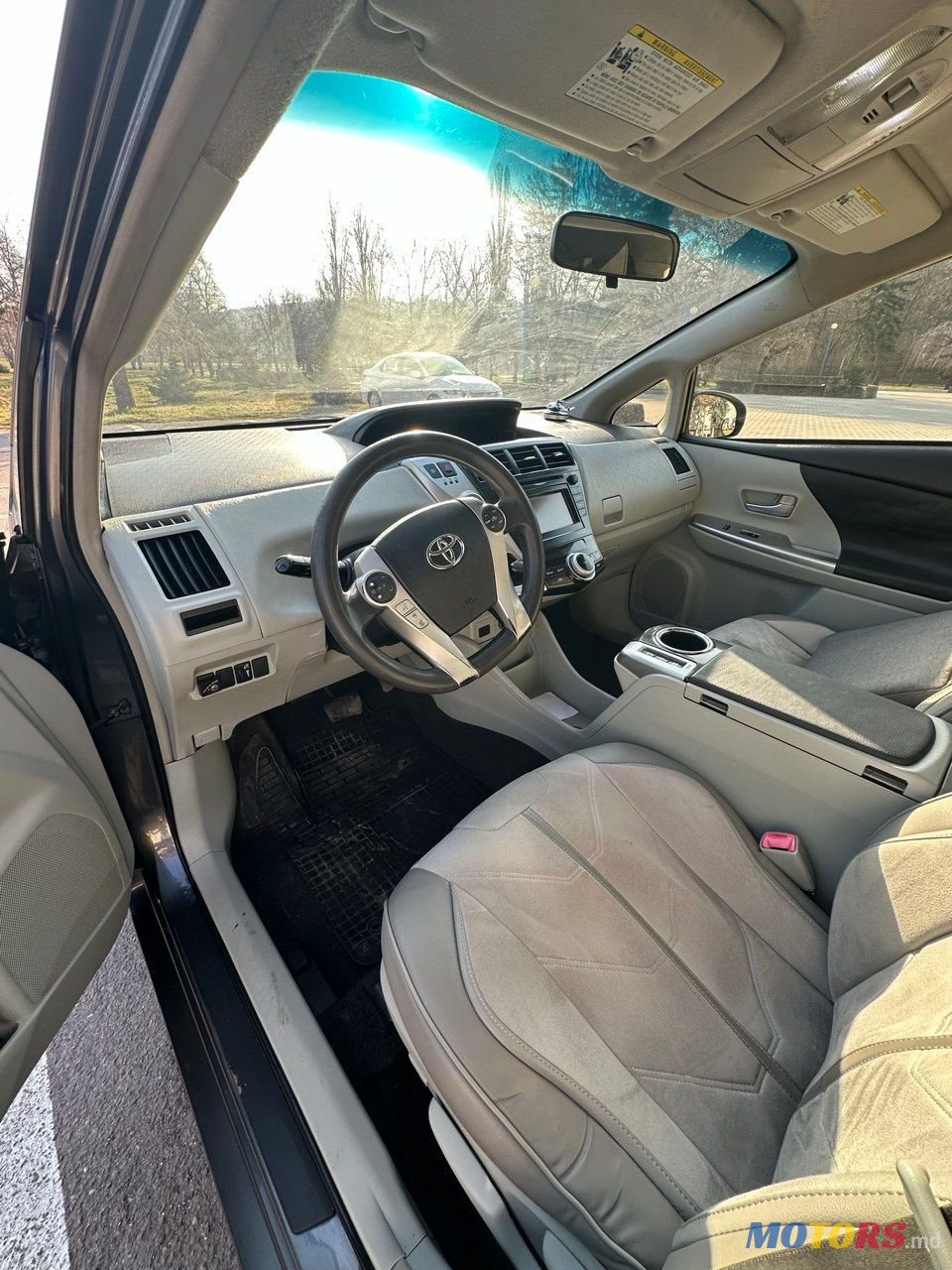 2012' Toyota Prius v photo #2