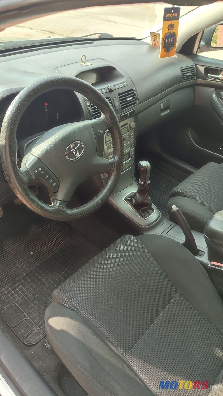 2004' Toyota Avensis photo #5