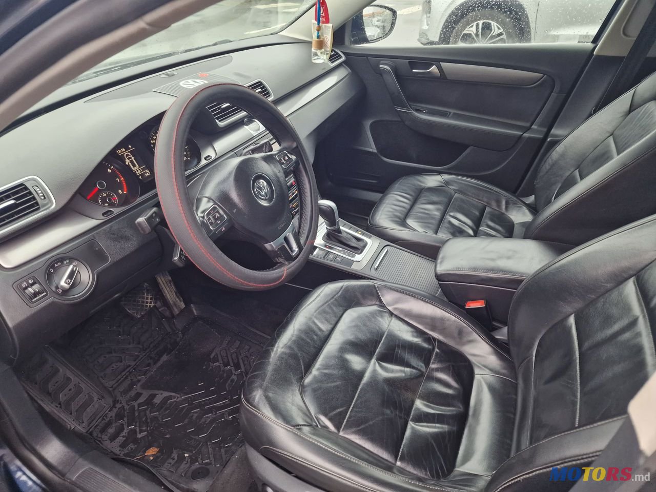 2011' Volkswagen Passat photo #5