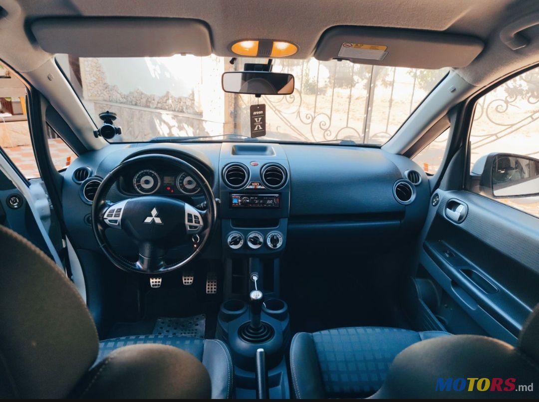 2010' Mitsubishi Colt photo #3