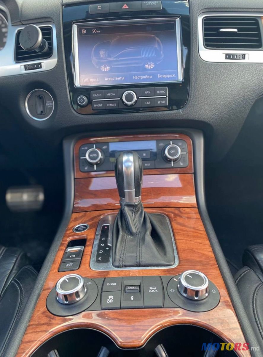 2010' Volkswagen Touareg photo #6