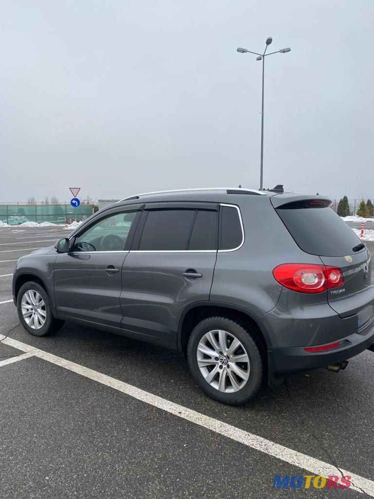 2011' Volkswagen Tiguan photo #6