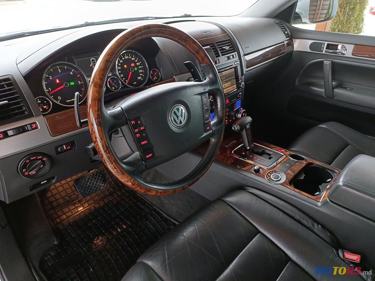 2008' Volkswagen Touareg photo #3