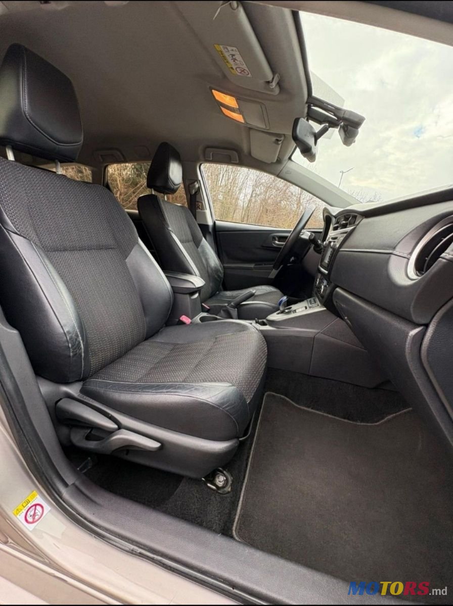 2013' Toyota Auris photo #6