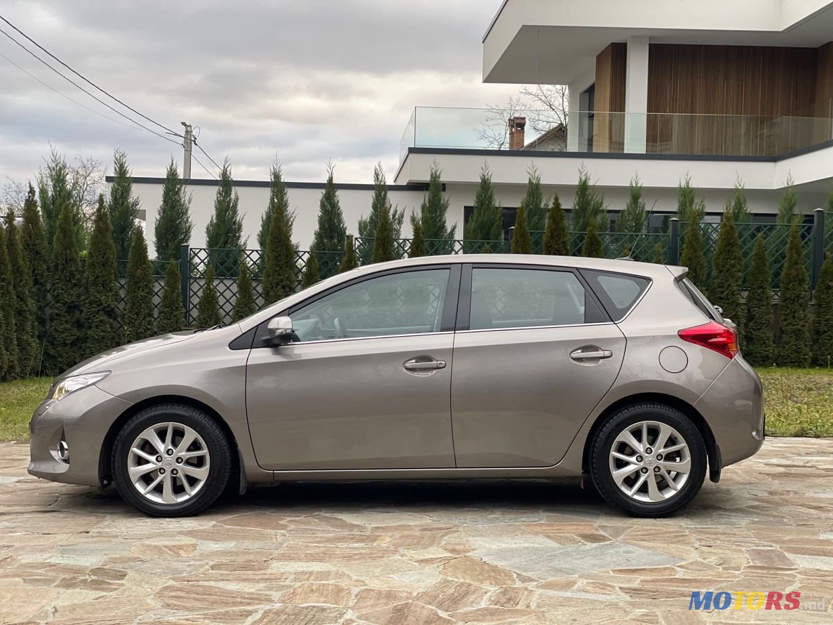 2012' Toyota Auris photo #6