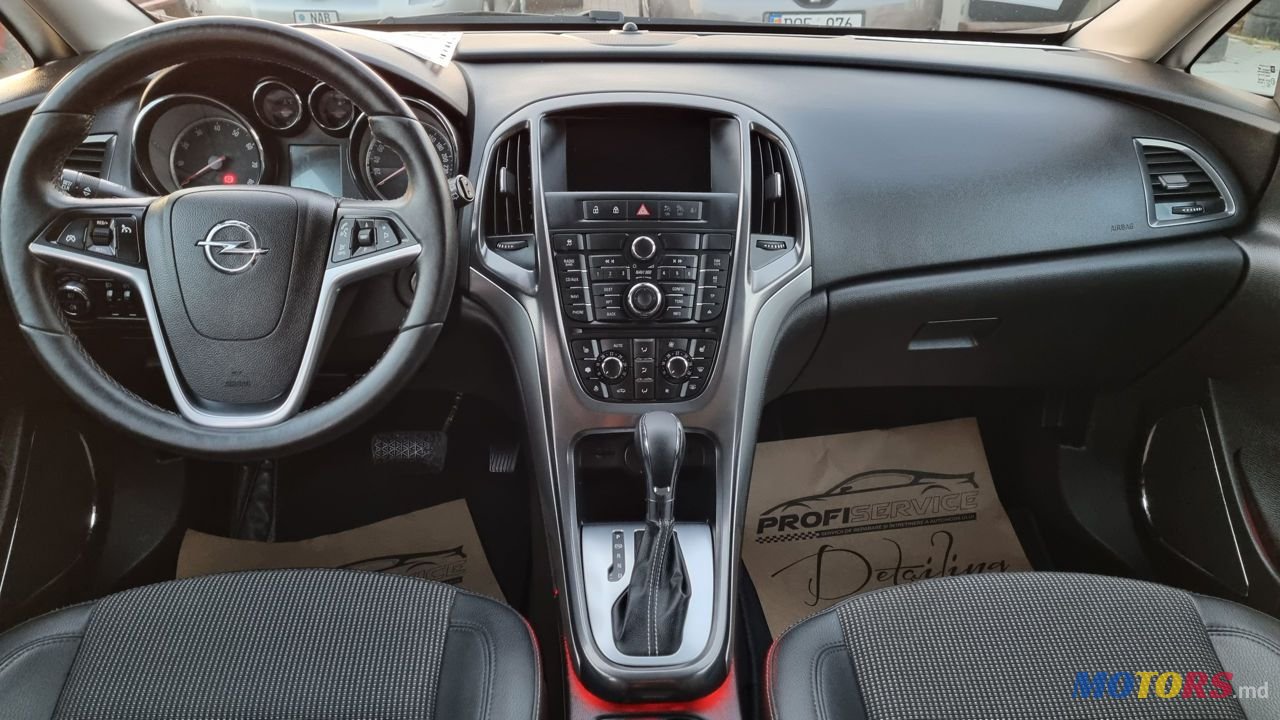 2012' Opel Astra photo #3