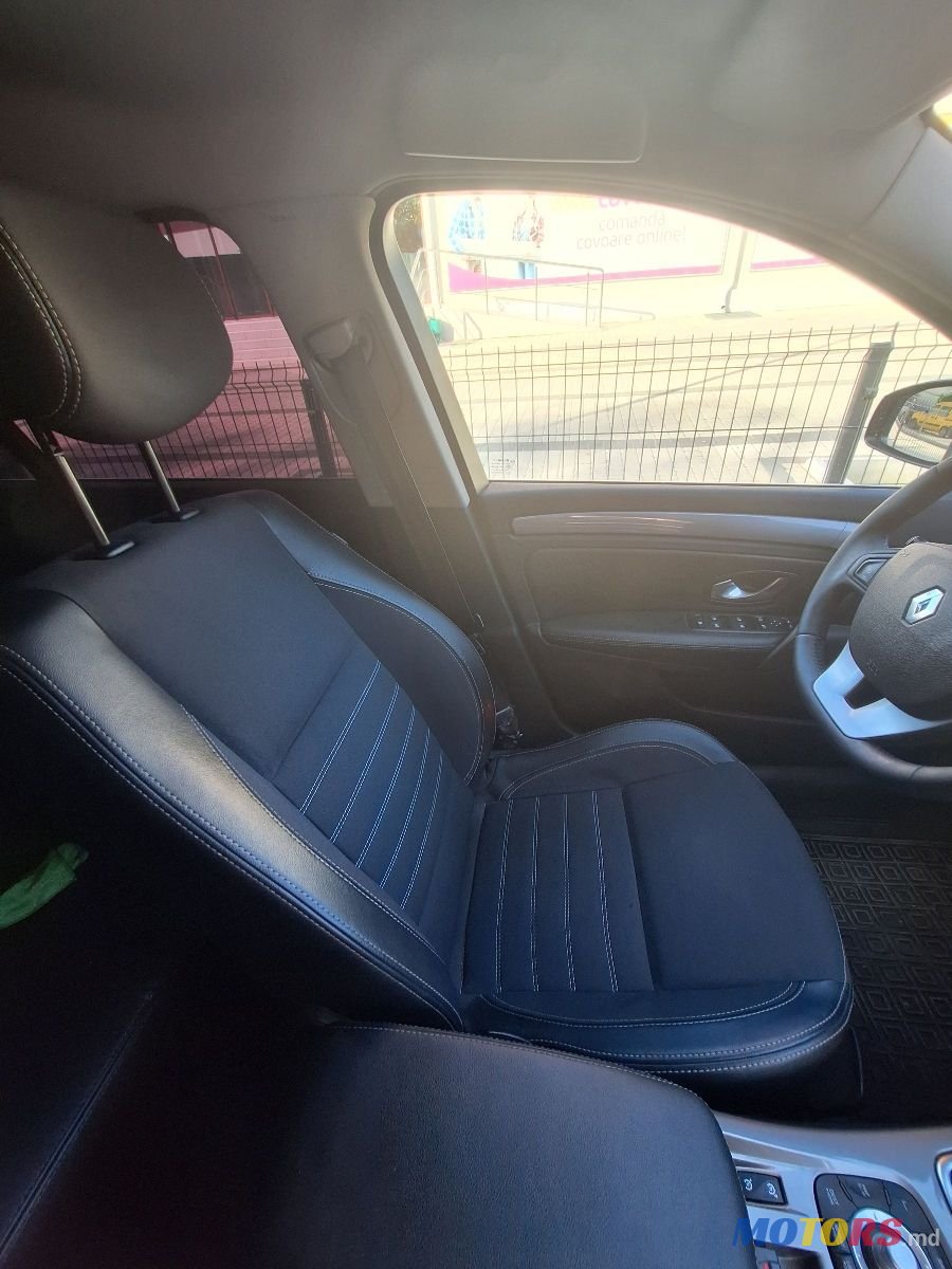 2011' Renault Laguna photo #5