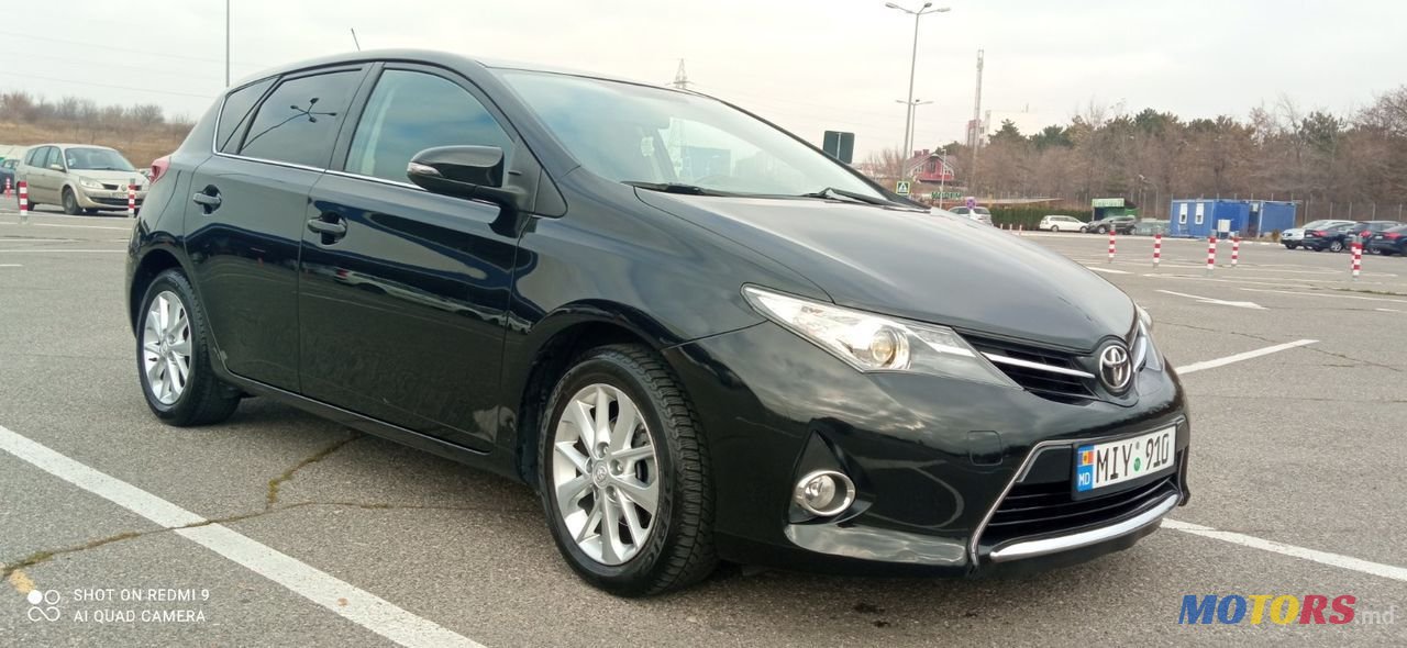 2013' Toyota Auris photo #2