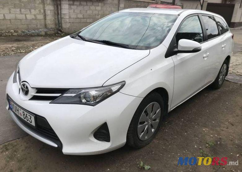 2013' Toyota Auris photo #1