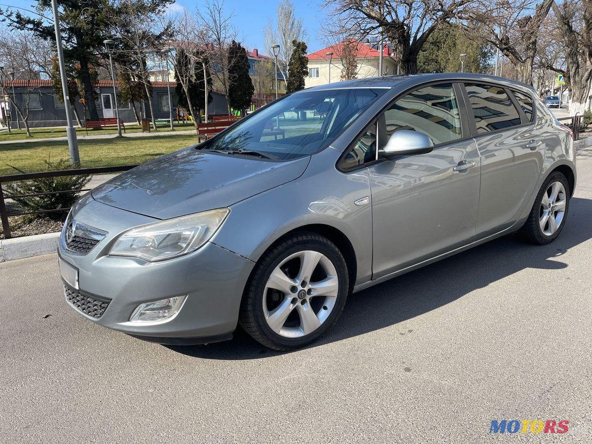 2011' Opel Astra photo #3