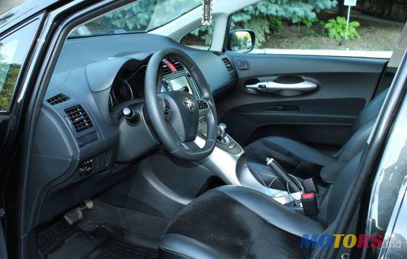 2012' Toyota Auris photo #2