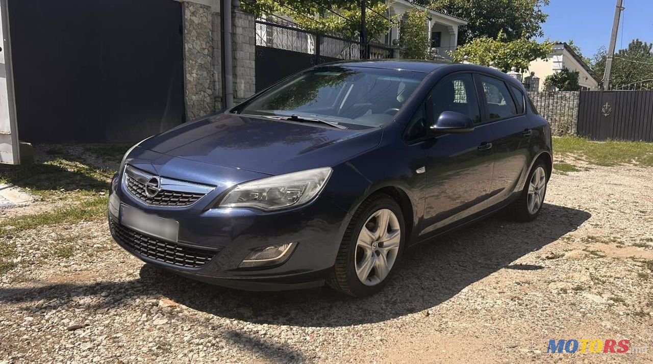 2011' Opel Astra photo #2
