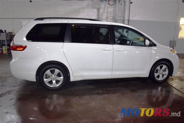 2017' Toyota Sienna photo #2