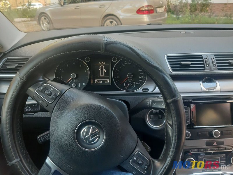 2011' Volkswagen Passat photo #5