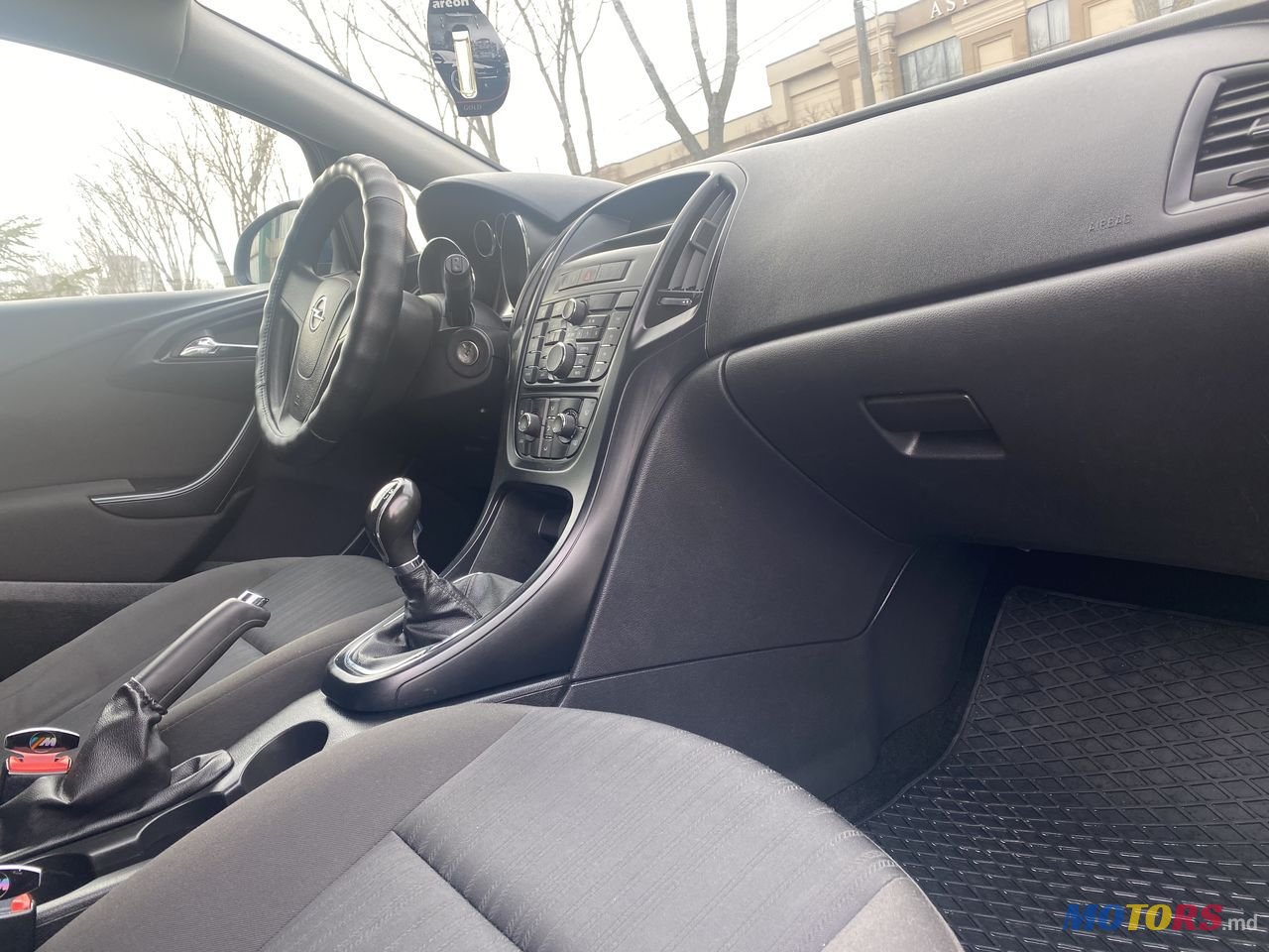 2012' Opel Astra photo #6