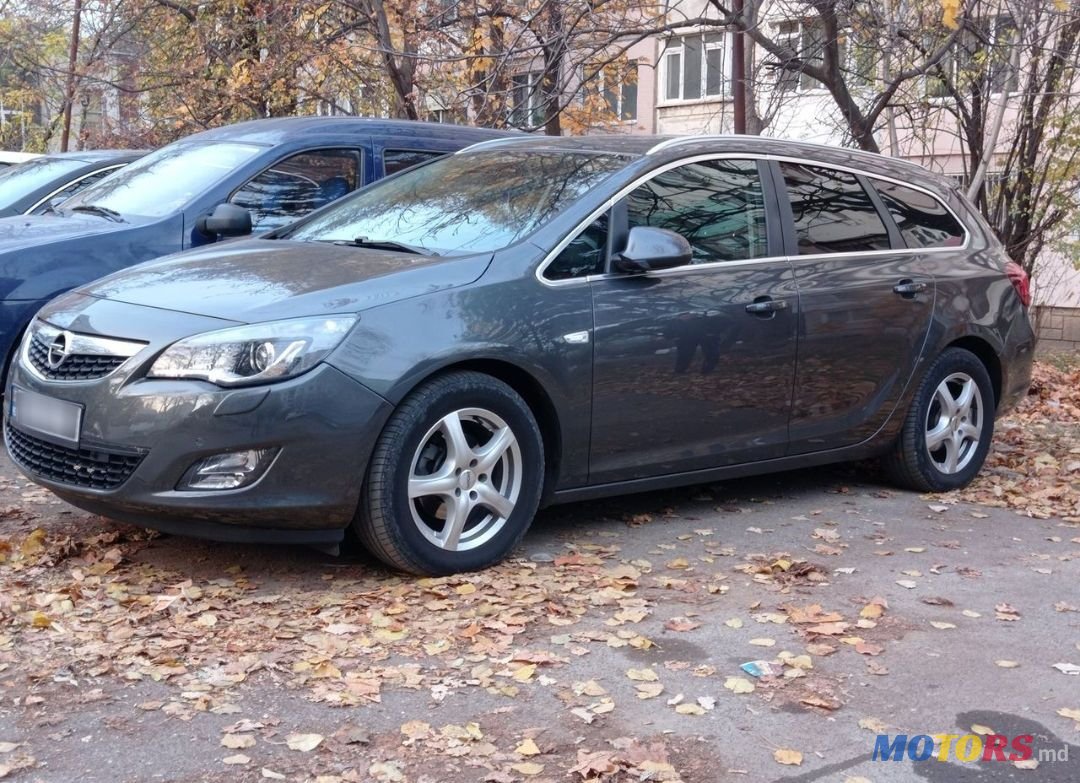 2011' Opel Astra photo #2