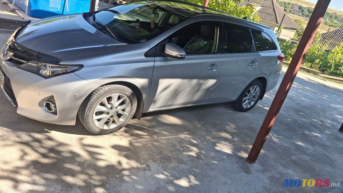 2013' Toyota Auris photo #3