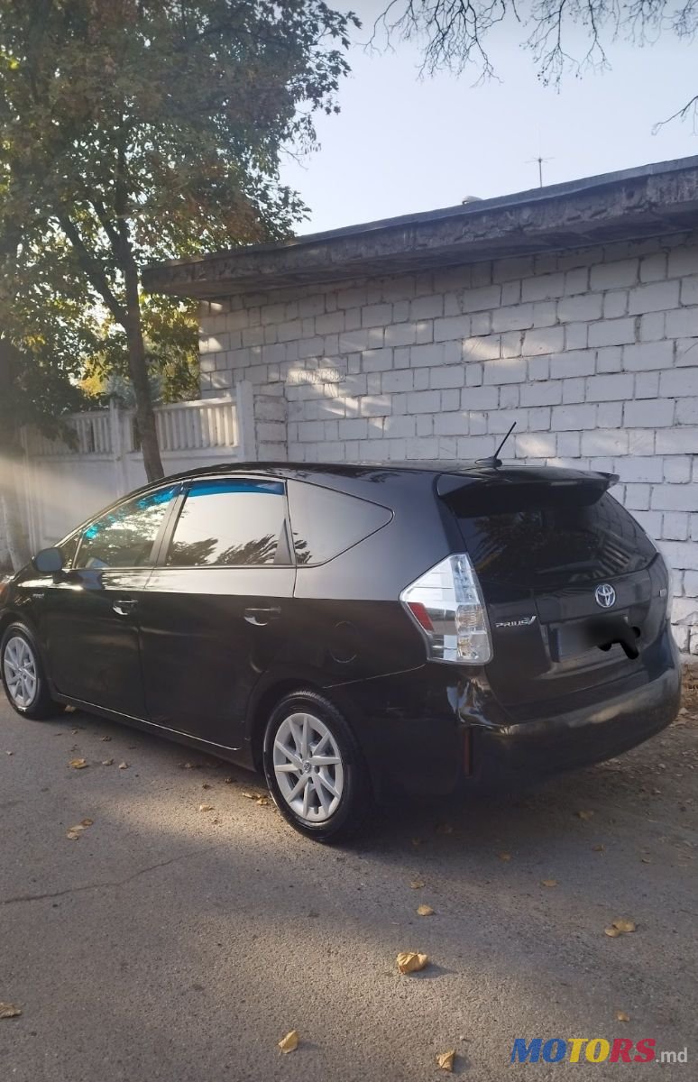 2012' Toyota Prius v photo #3