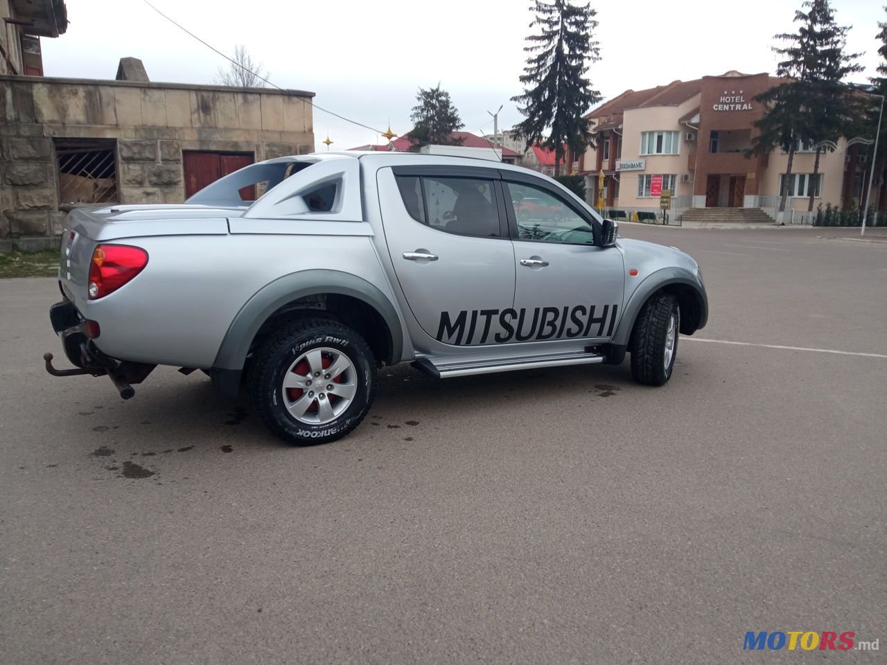 2007' Mitsubishi L Series photo #1