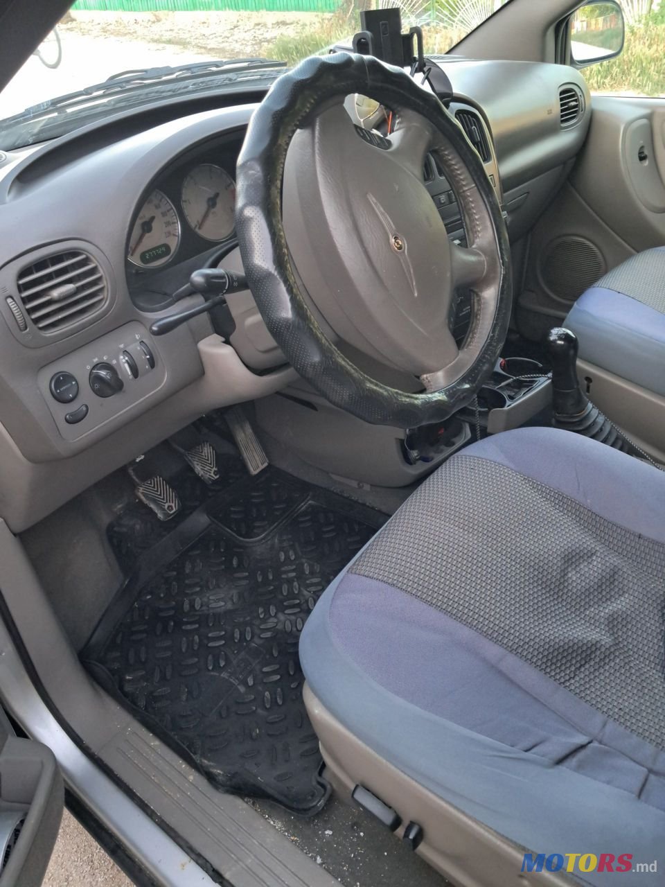 2002' Chrysler Voyager photo #1