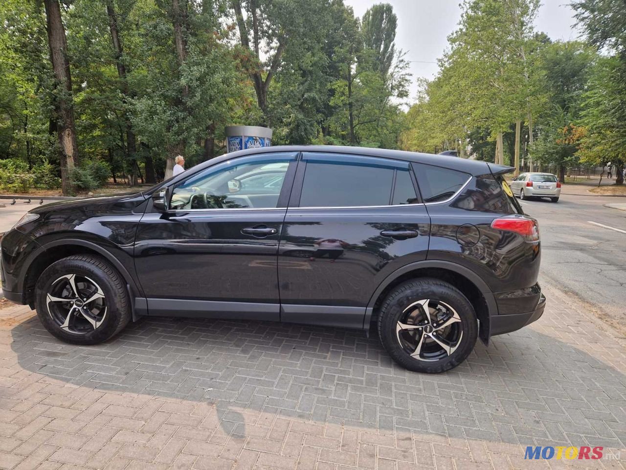 2017' Toyota RAV4 photo #5