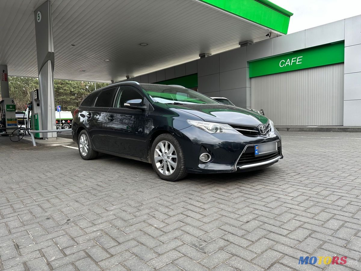 2013' Toyota Auris photo #2
