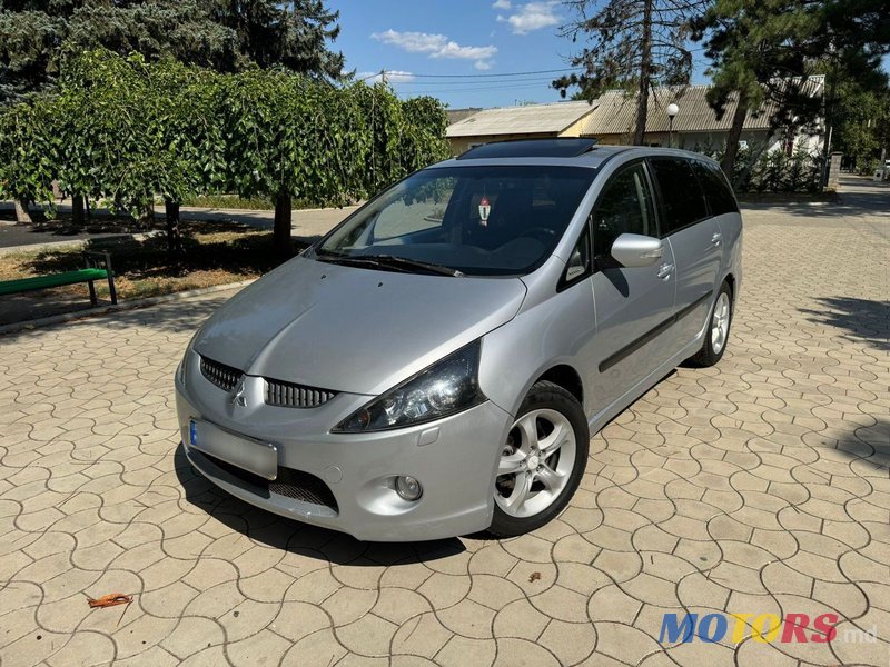 2005' Mitsubishi Grandis photo #3