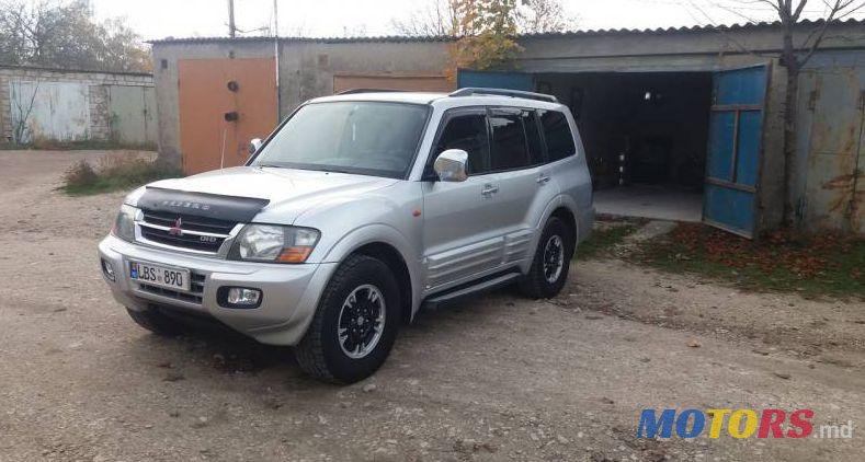 2002' Mitsubishi Pajero photo #2