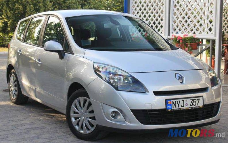 2011' Renault Grand Scenic photo #2