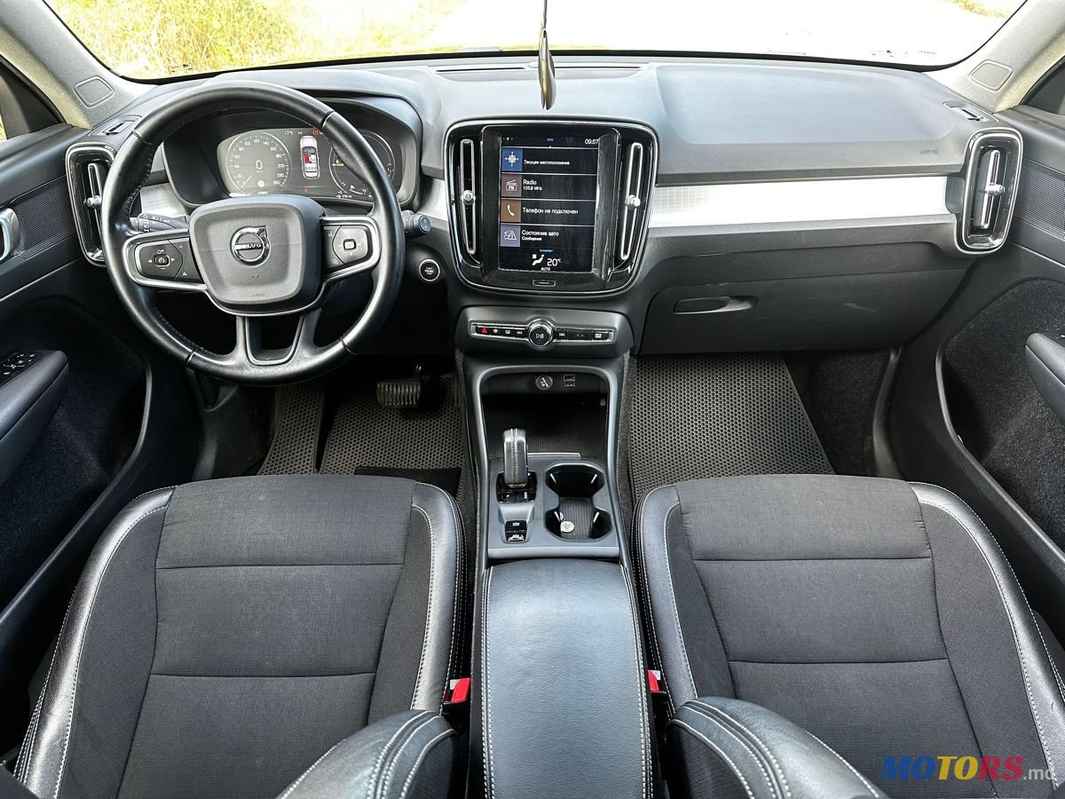 2020' Volvo XC40 photo #6