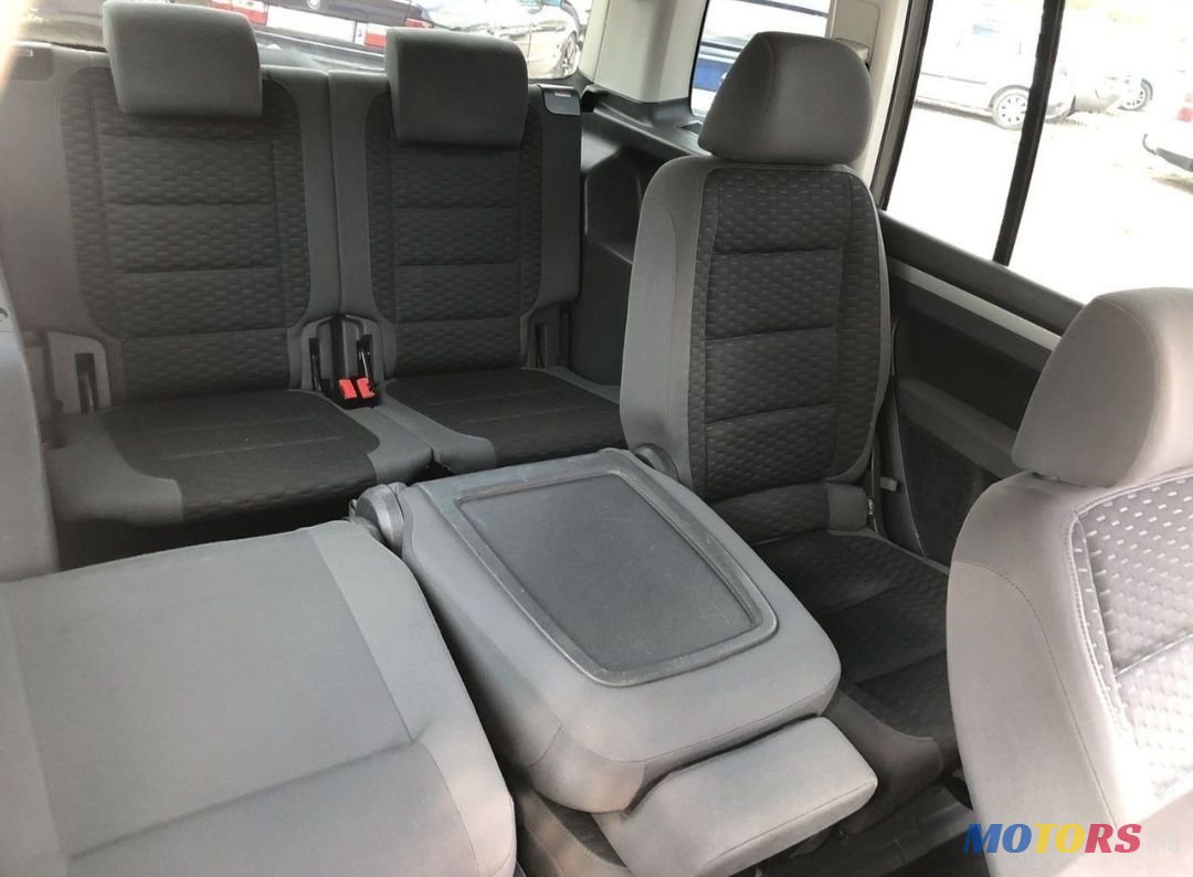 2009' Volkswagen Touran photo #5