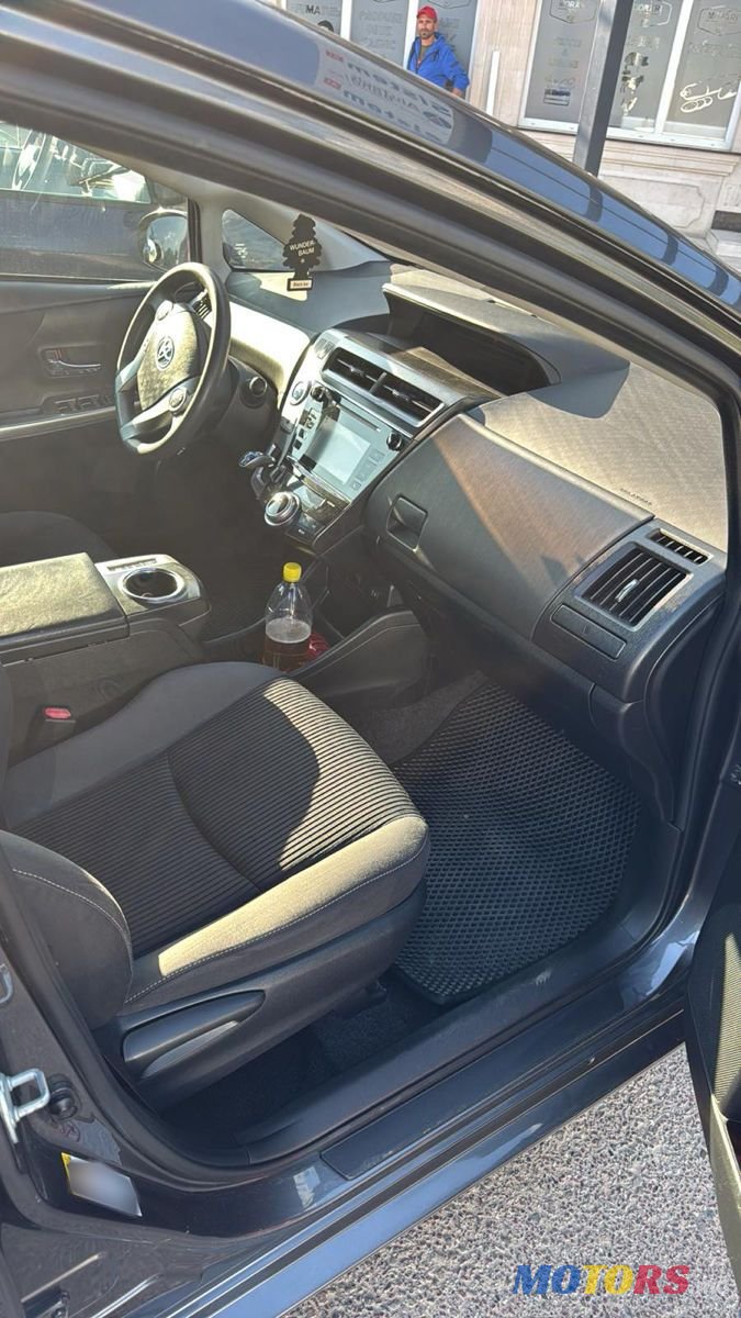 2015' Toyota Prius v photo #4