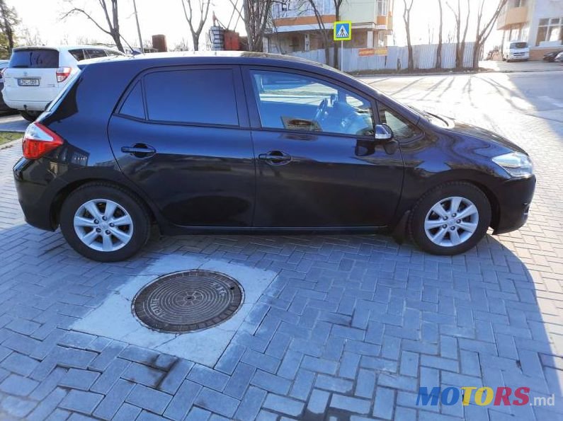 2011' Toyota Auris photo #3