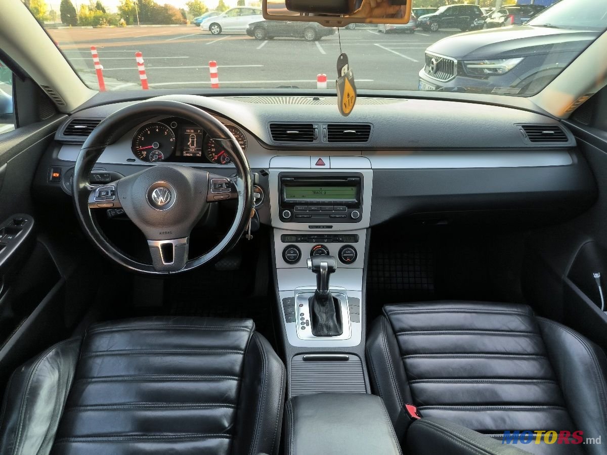 2009' Volkswagen Passat photo #5