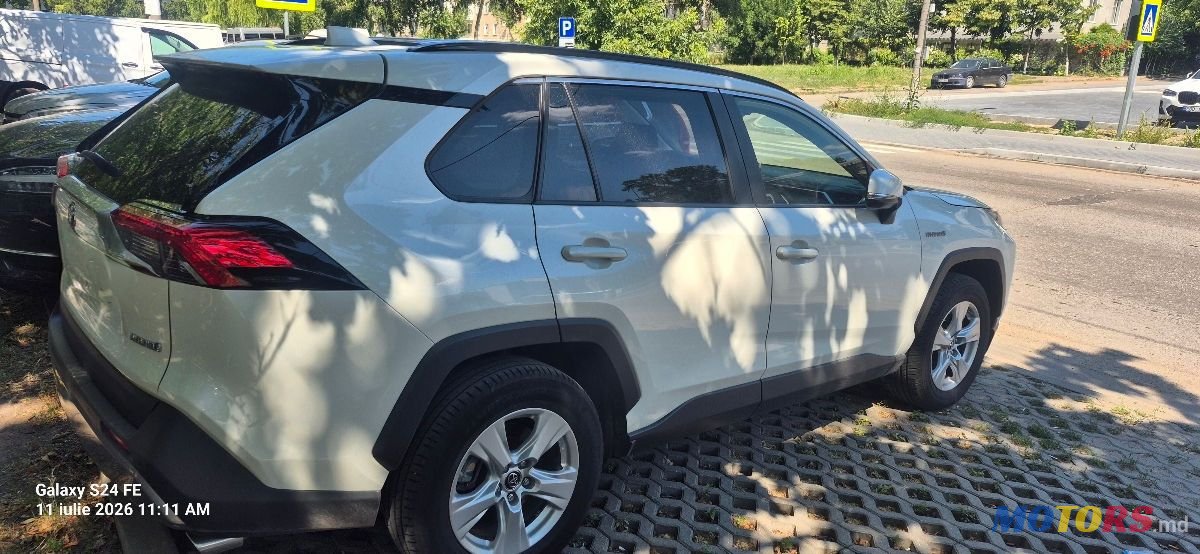 2019' Toyota RAV4 photo #4