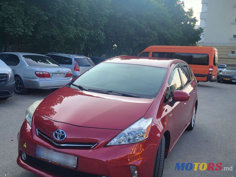 2012' Toyota Prius v photo #3