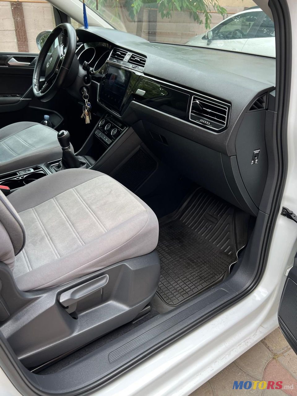 2016' Volkswagen Touran photo #1