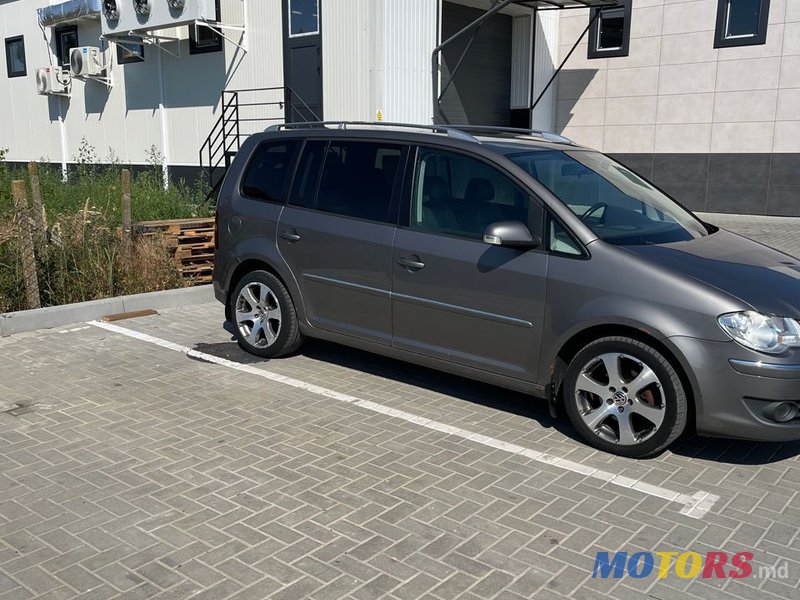 2007' Volkswagen Touran photo #5