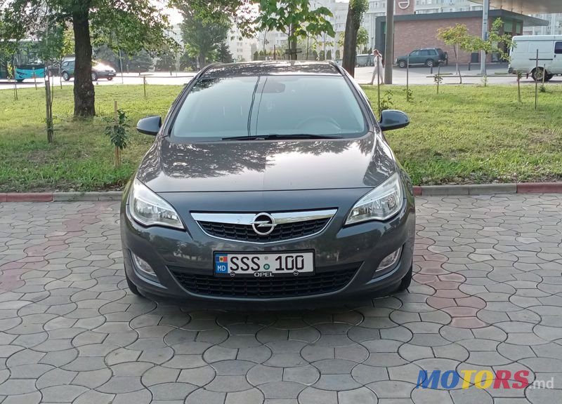 2011' Opel Astra photo #3