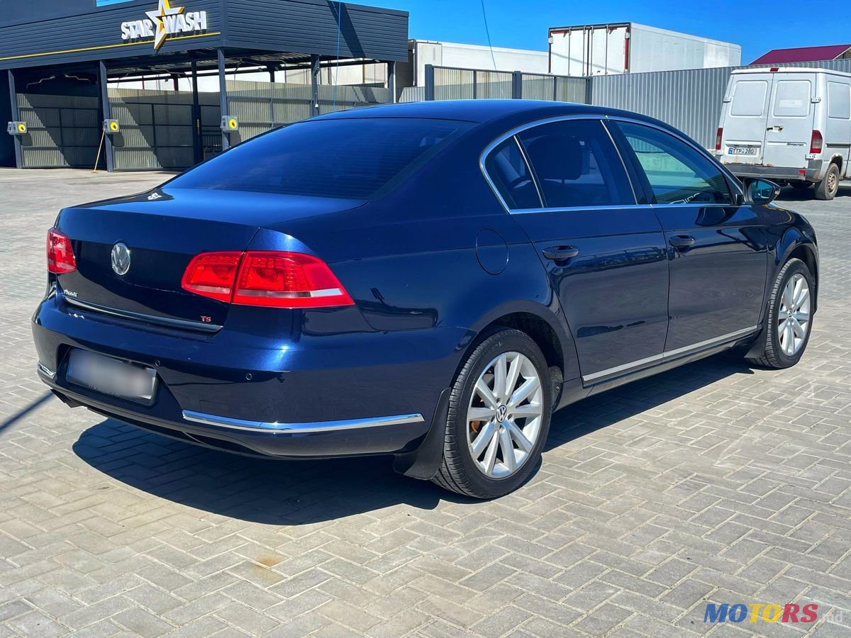 2011' Volkswagen Passat photo #4