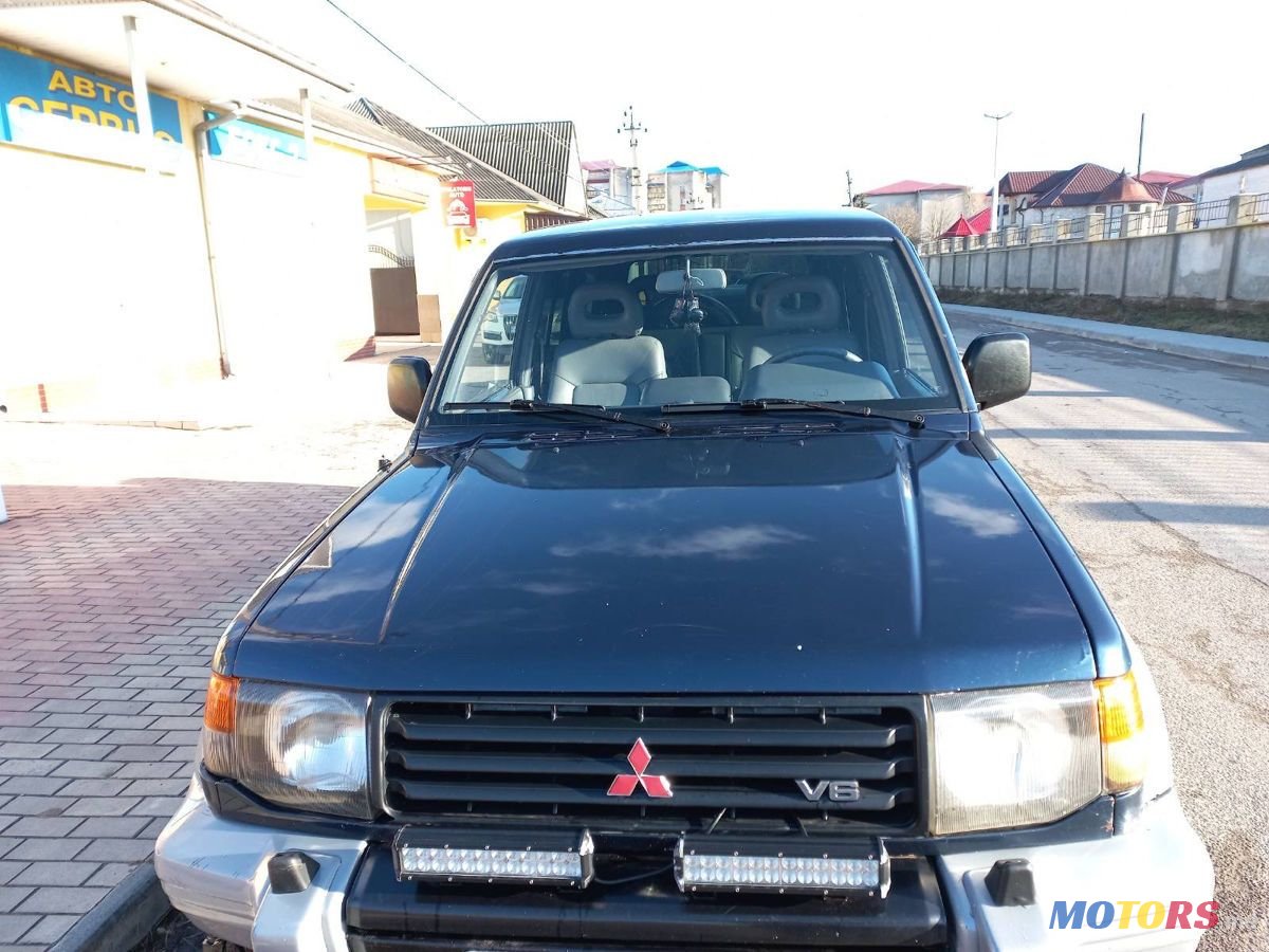 1995' Mitsubishi Pajero photo #2
