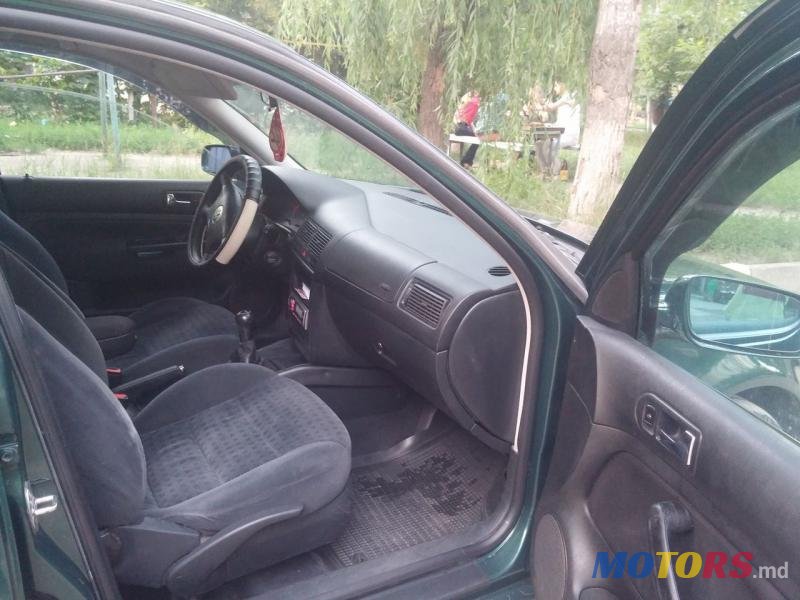 2001' Volkswagen Golf photo #7