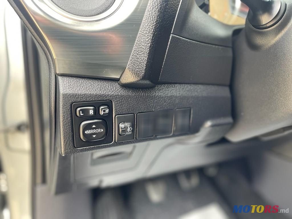 2013' Toyota Auris photo #4