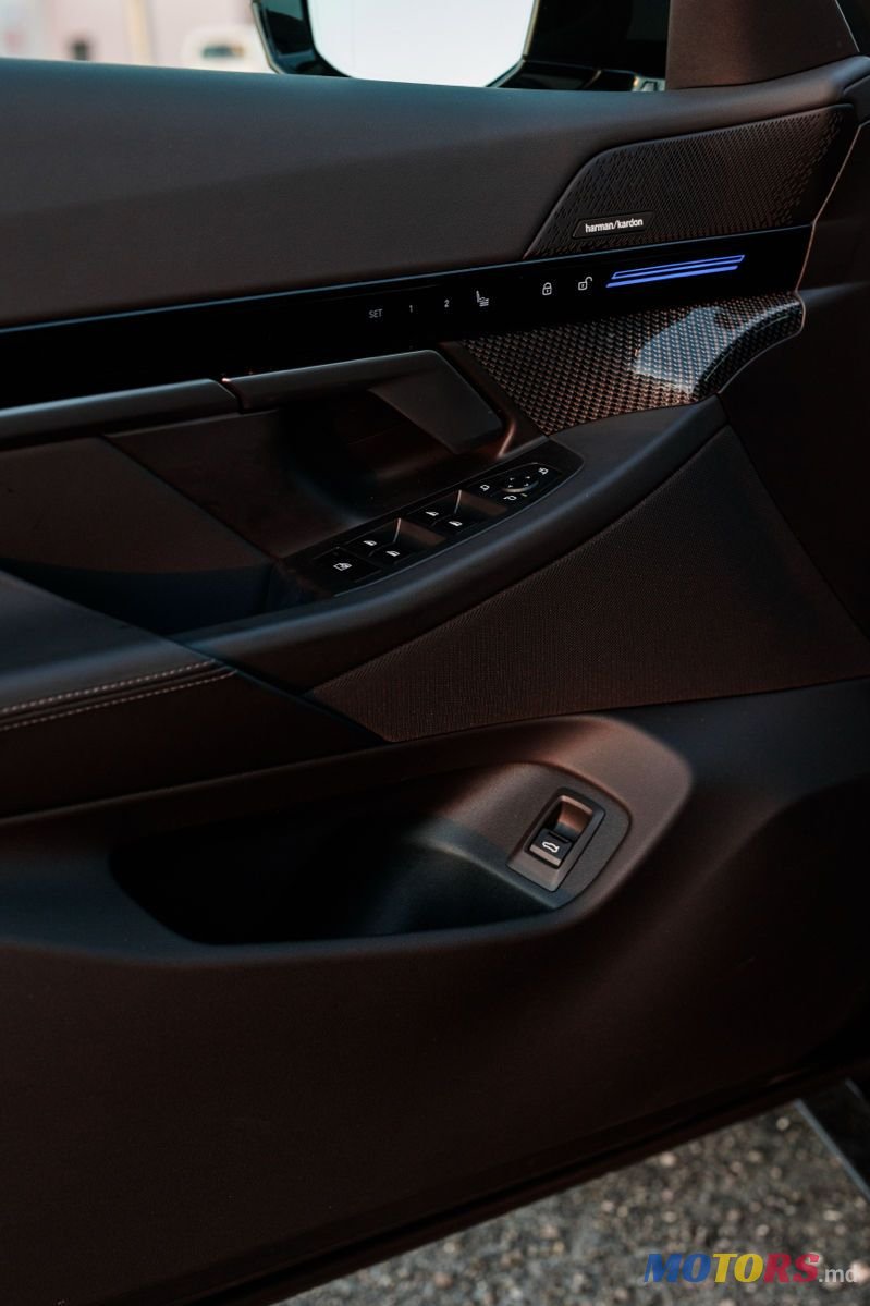 2023' BMW 5 Series photo #6