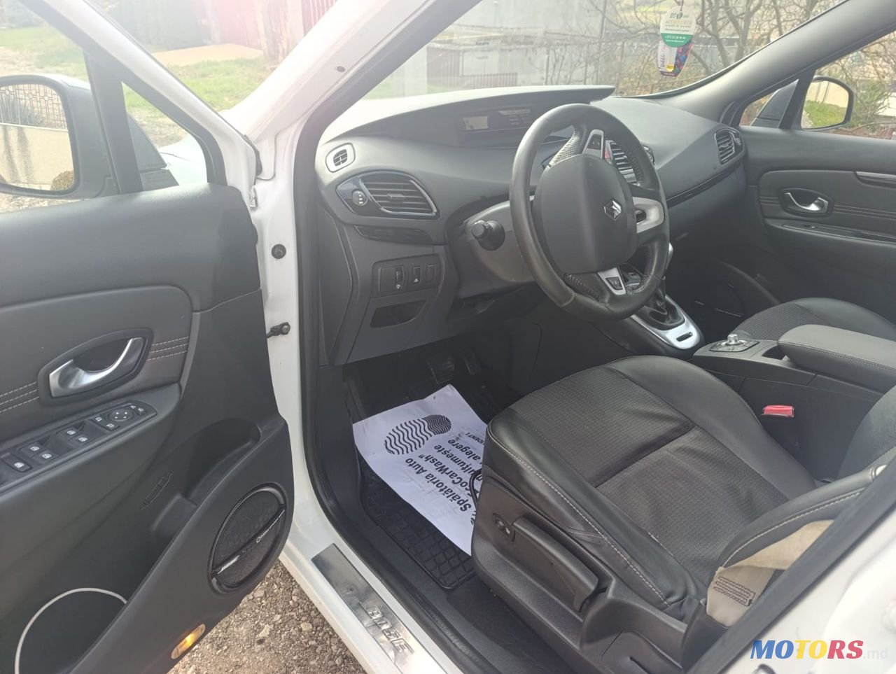 2011' Renault Scenic photo #5